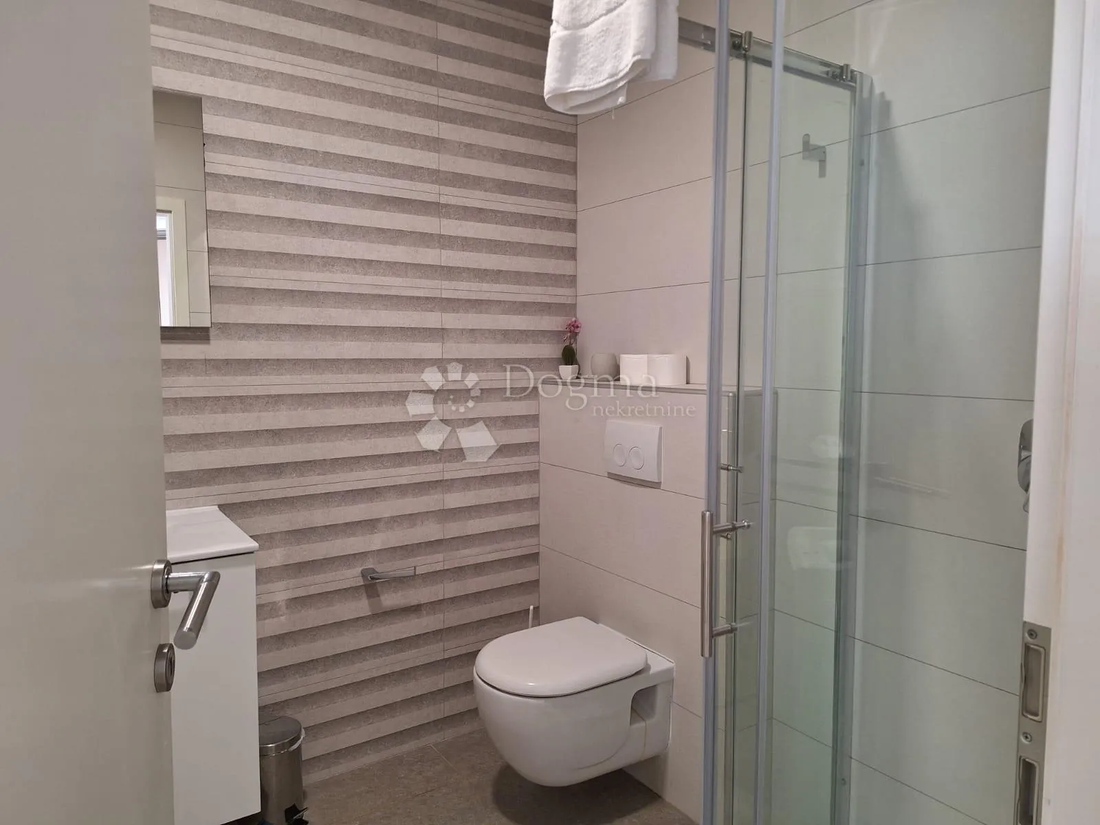 prostrana kuća u centru jezera, murter, 550 m2 - slika 17
