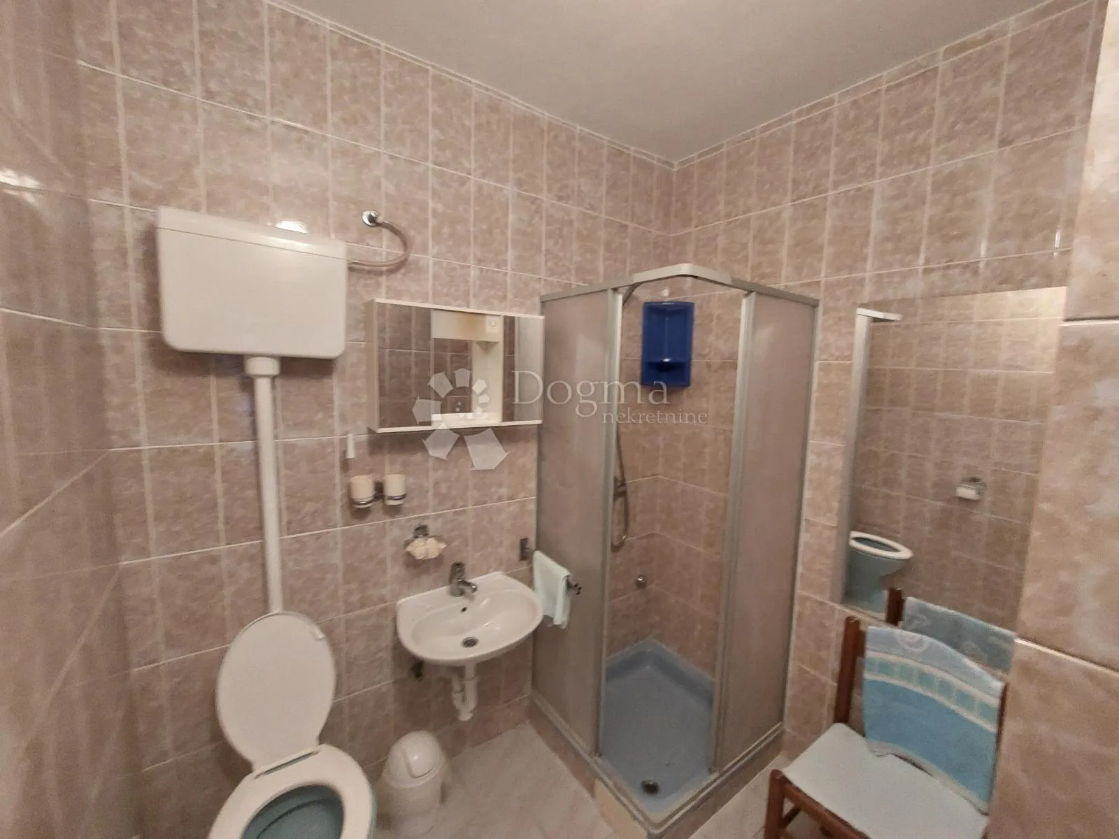 kuća sa 5 apartmana - slika 11