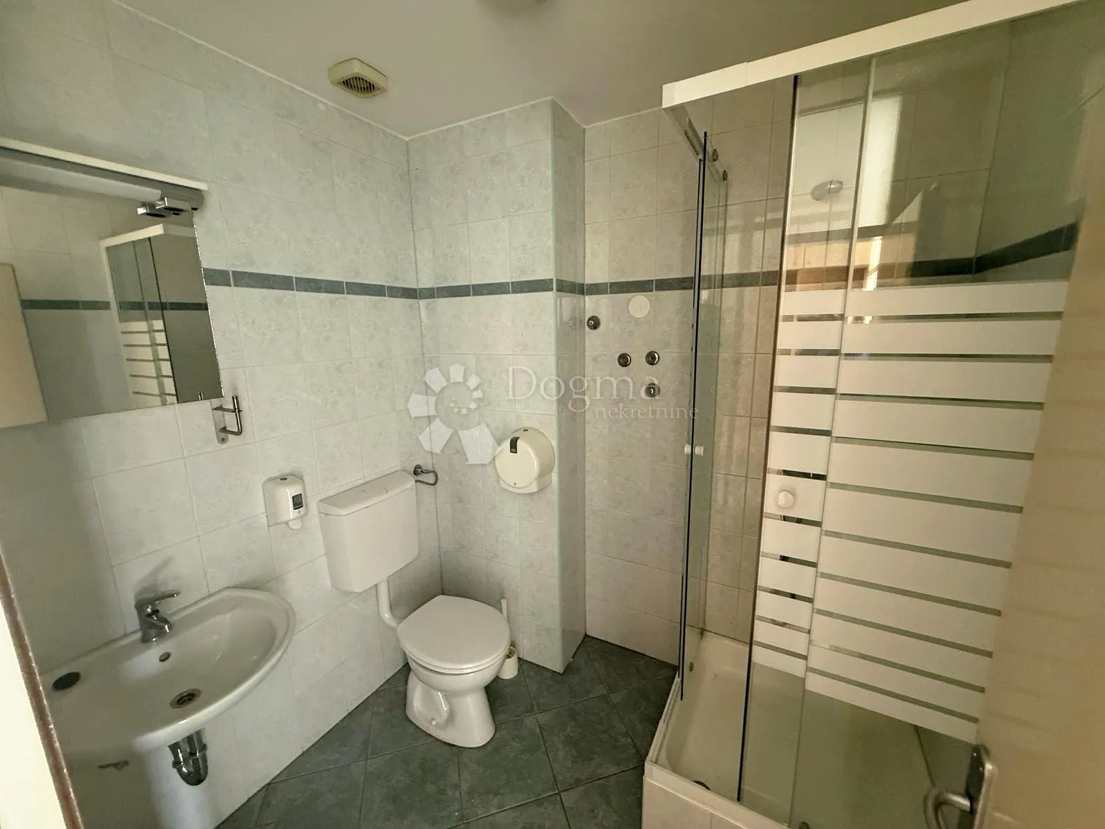 prodaje se motel s poslovnim prostorom - slika 13