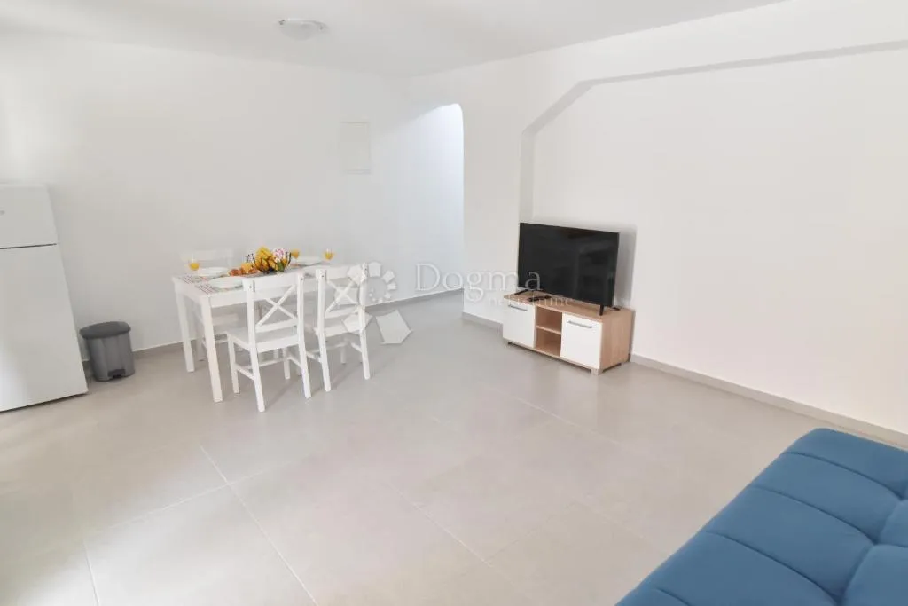 ljubač - kuća s pet stambenih jedinica - slika 7