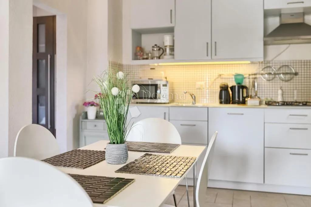 ekskluzivno! apartmanska vila u blizini mora - slika 10