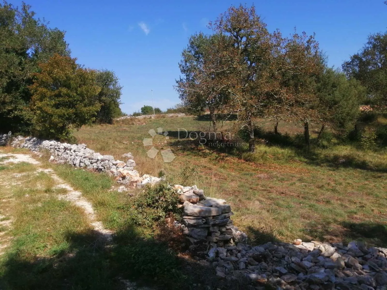 građevinsko zemljište u mirnom okruženju 518m2 - slika 3