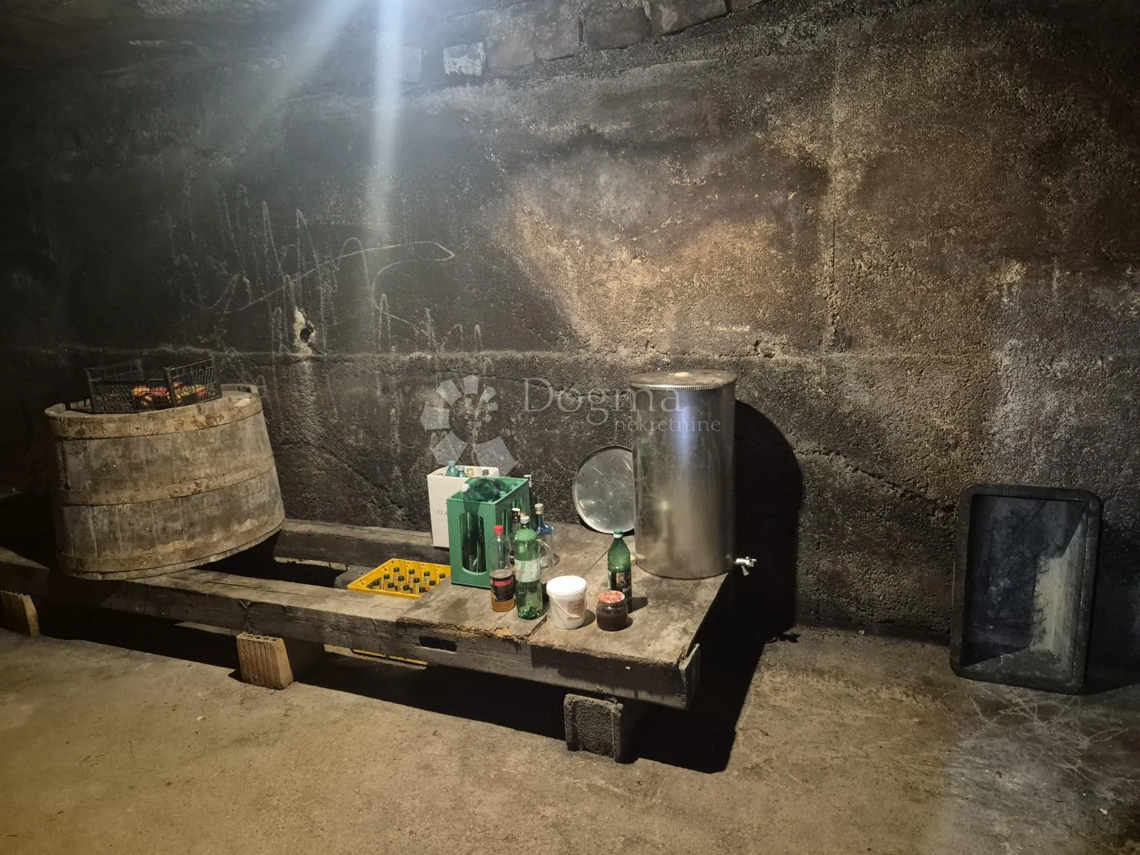 imanje sa odvojenim stambenim prostorima i pomoćnom zgradom! - slika 27