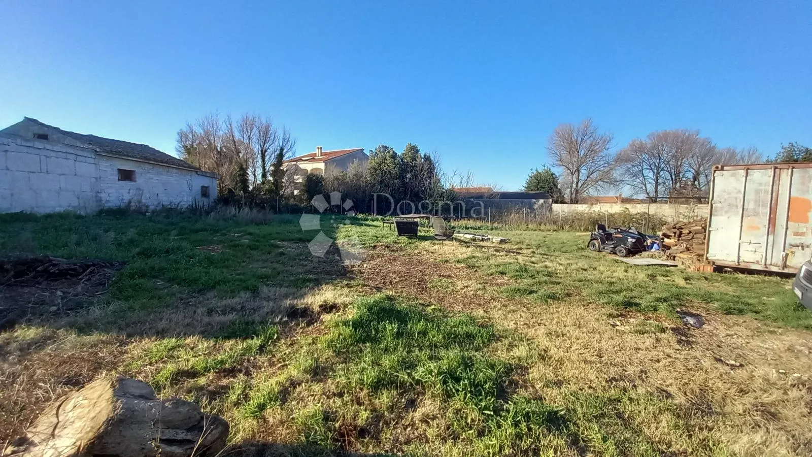 prostrano građevinsko zemljište s priključcima - blizu obale - slika 13