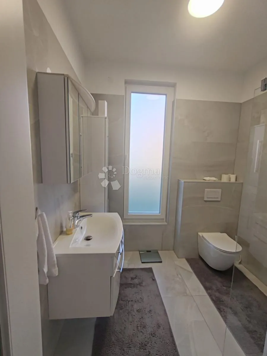vodice - prekrasna novoizgrađena kuća s garažom i dvorištem - slika 37