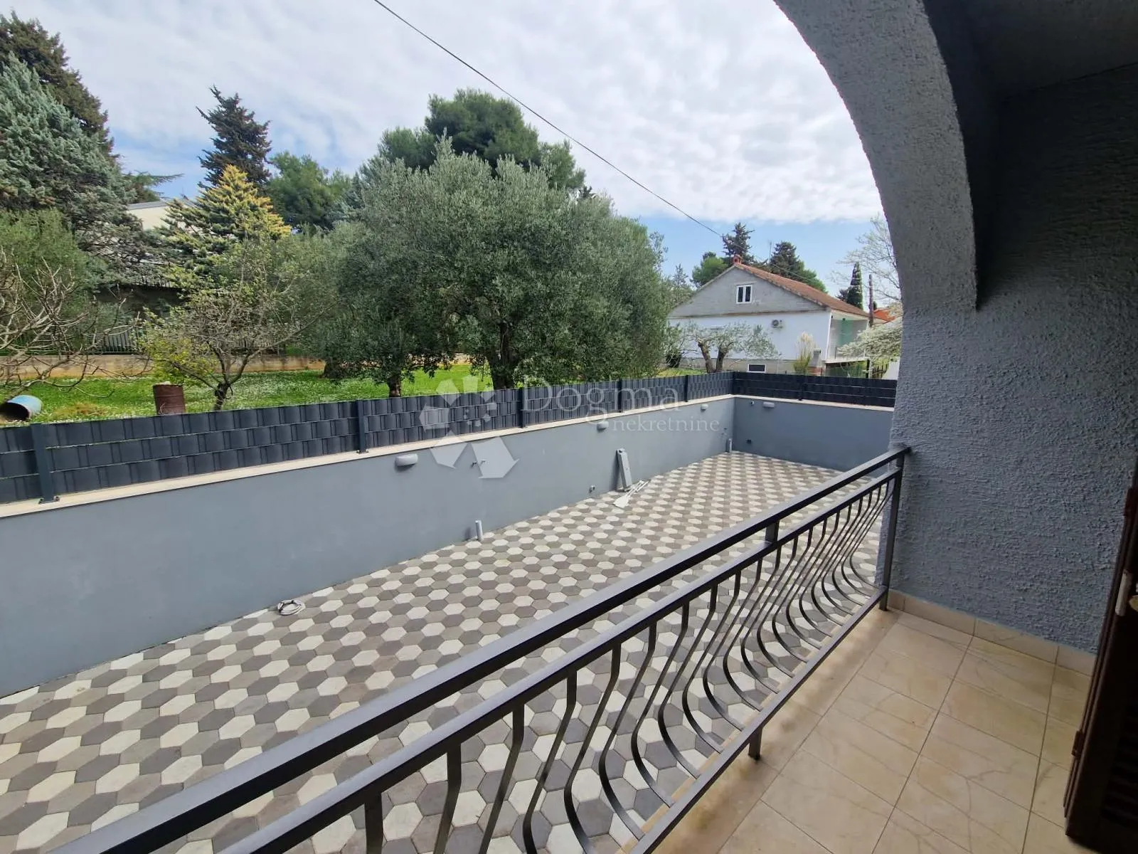 kuća s 4 apartmana - drugi red od mora - slika 26
