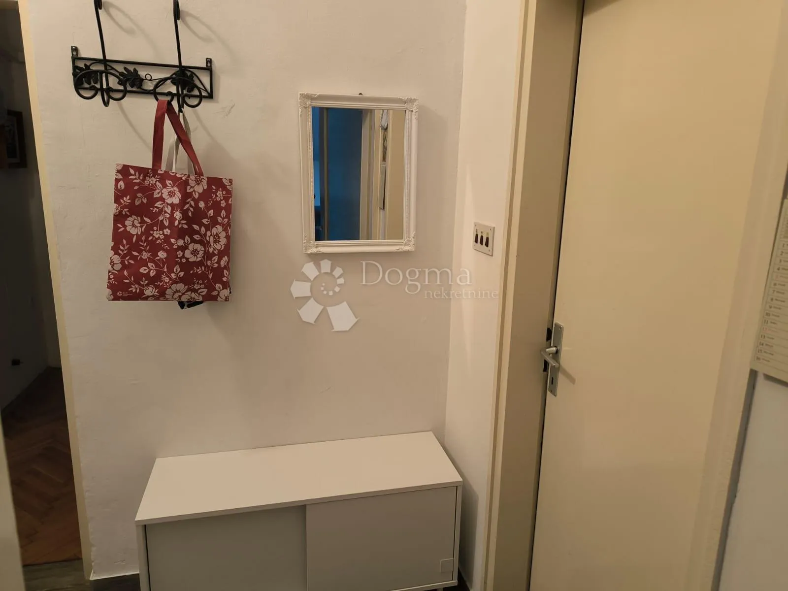 dvosoban stan na odličnoj lokaciji u palitu blizu šarengrada - slika 11