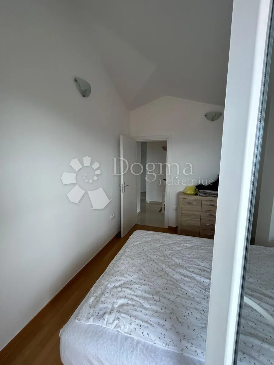 dvoetažni apartman u mirnom okružju - slika 11