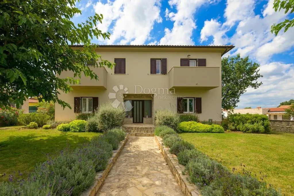 bale - prostrana vila s prekrasnom okućnicom - slika 6