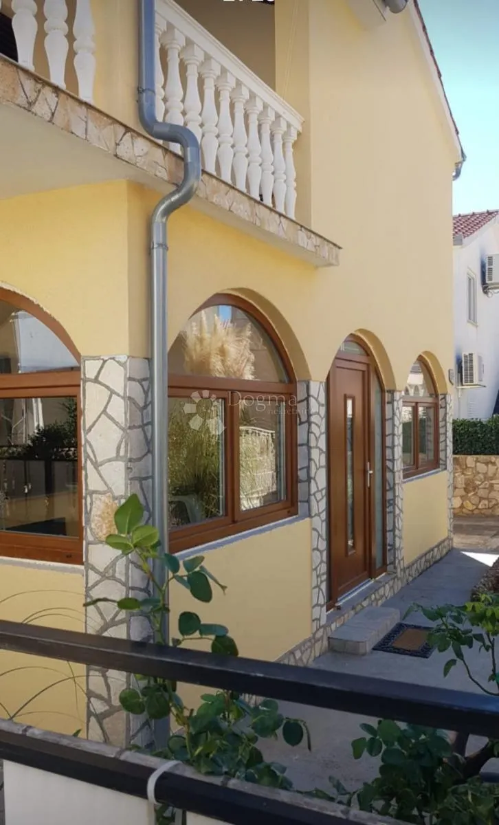 vodice, predivna kuća s tri stambene jedinice - slika 3