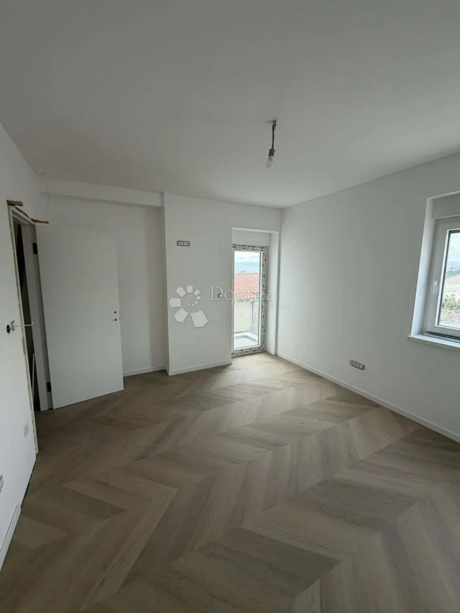 izuzetno prostran prizemni stan 212m² – kostrena - slika 3
