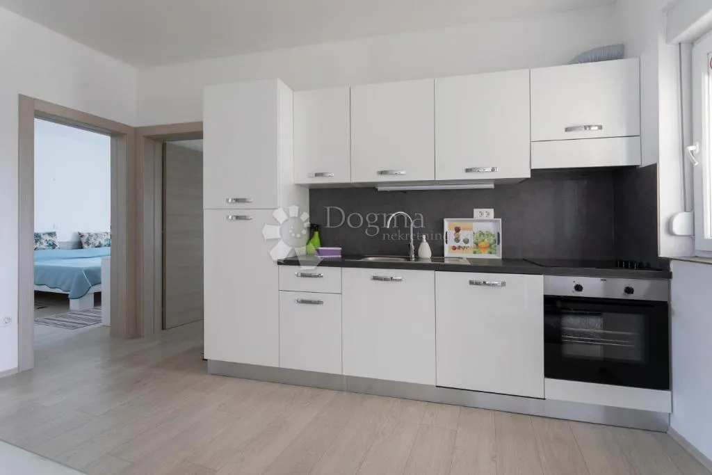 dva apartmana sa bazenom - slika 9