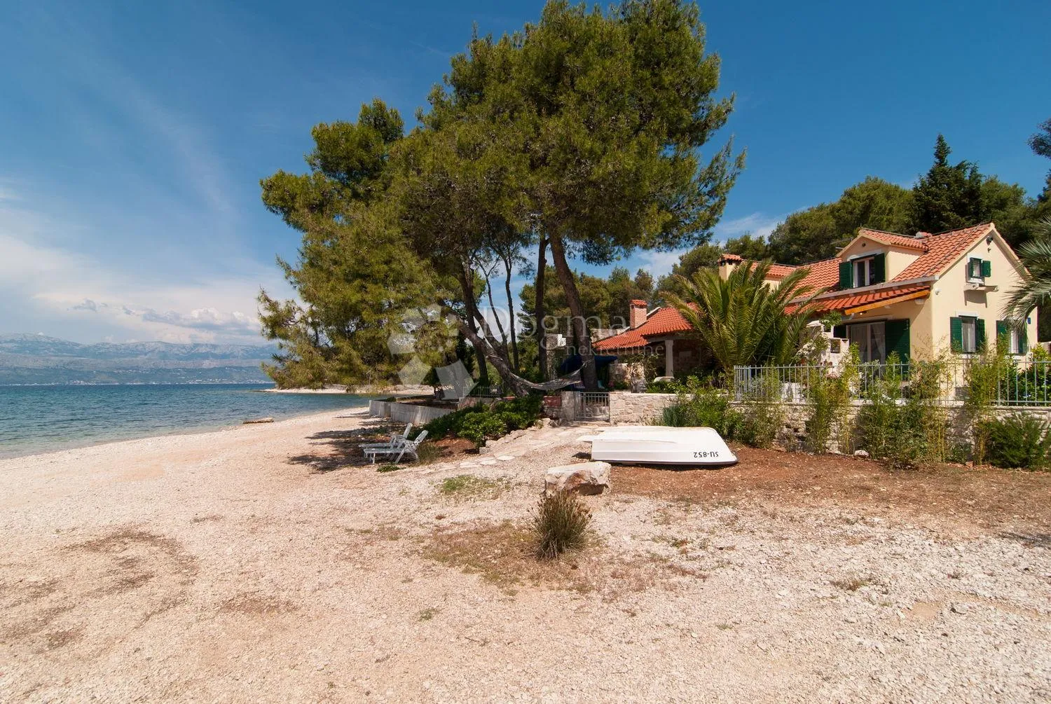otok brač – ekskluzivna kuća na samoj obali mora s privatnim bazenom i pogledom na more - slika 7