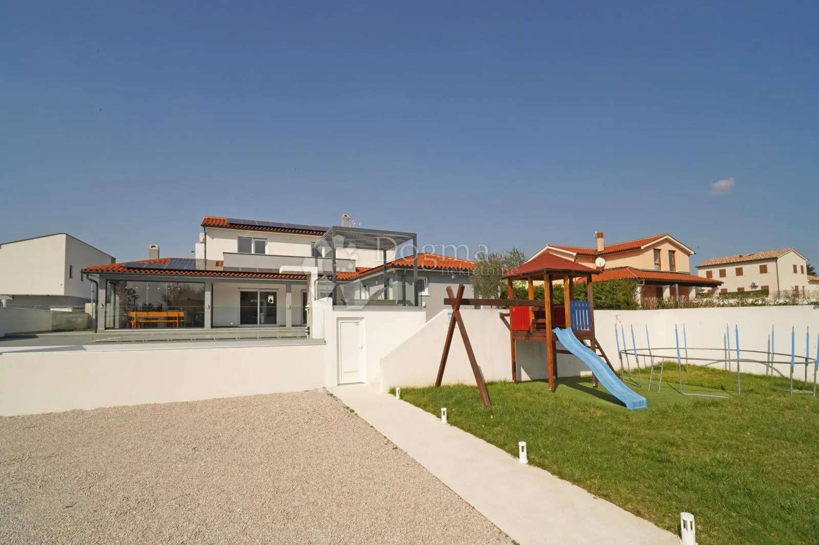 prekrasna vila u zelenilu na mirnoj lokaciji - slika 34