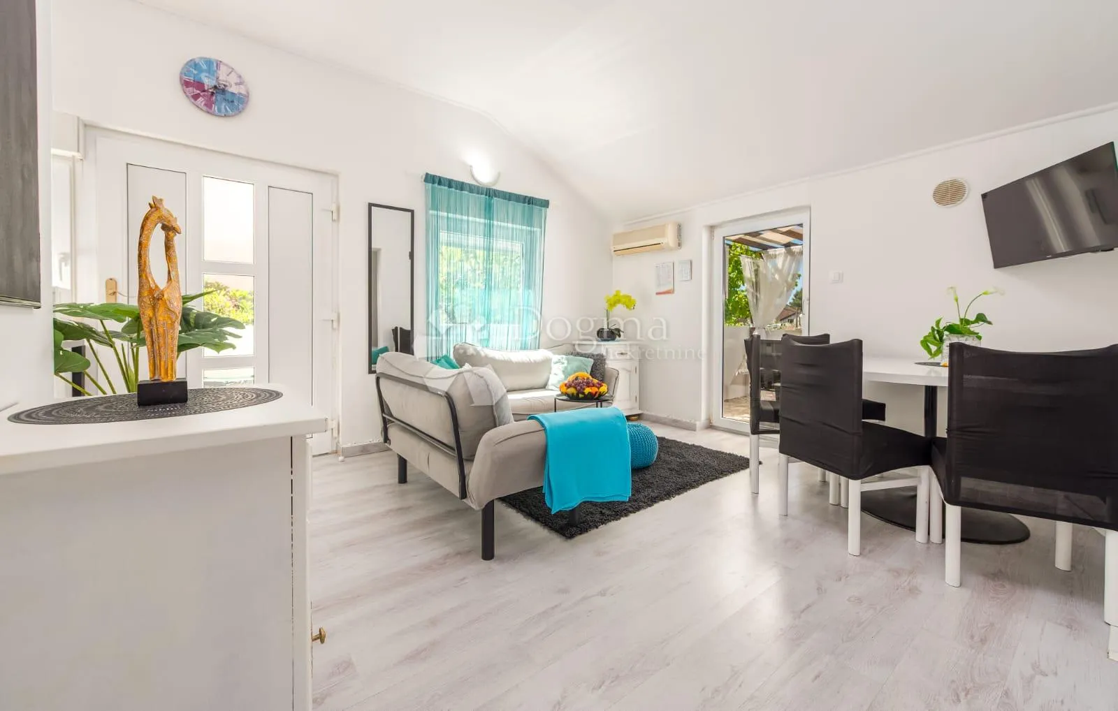 tri apartmana s bazenom - slika 51