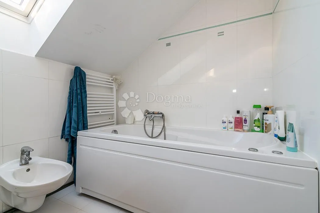 zagreb, bijenik, prekrasan četverosoban stan 107 m2, pogled - slika 12