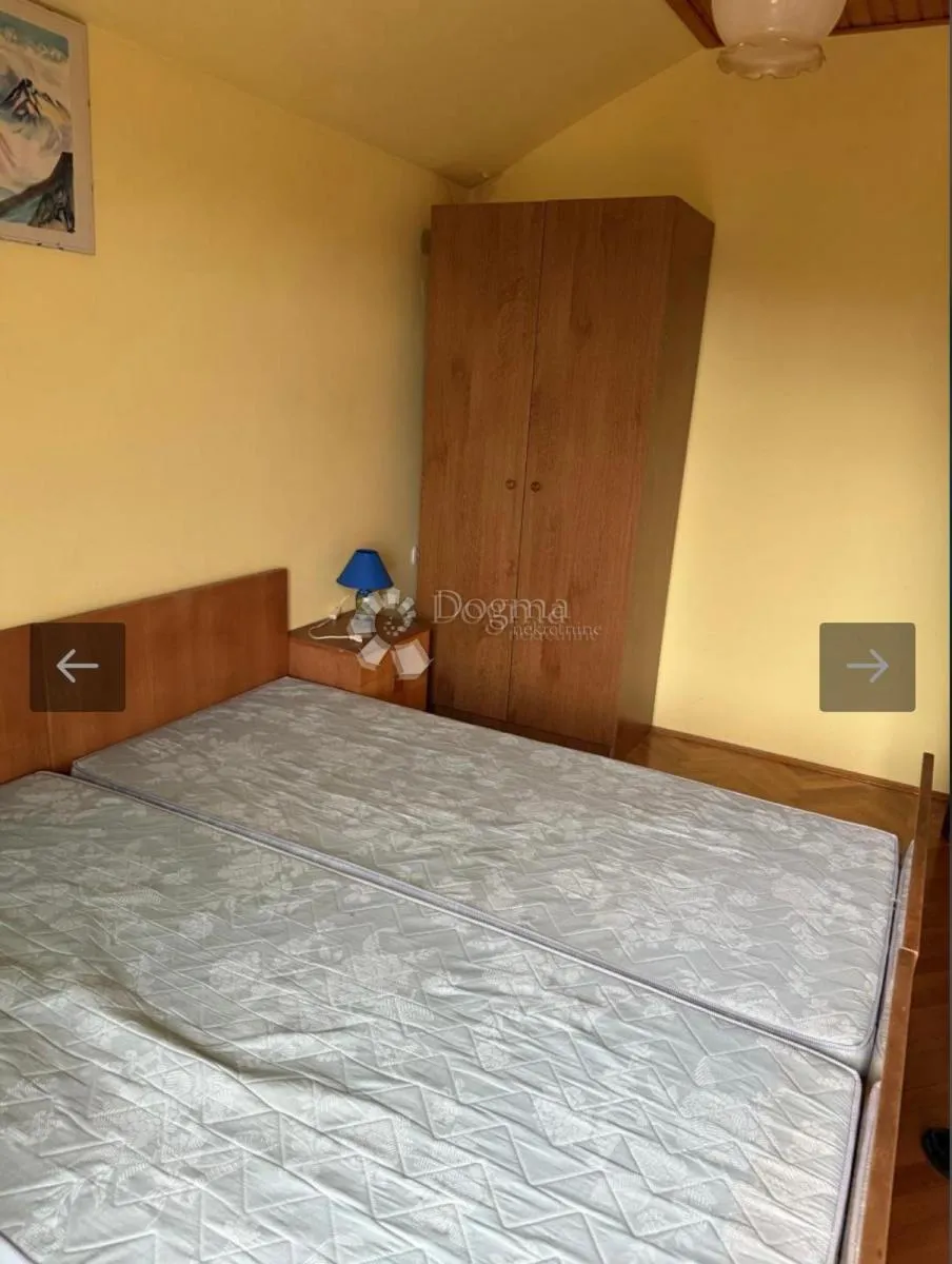 kuća s 5 stanova, bazenom i pogledom na more – murter - slika 15