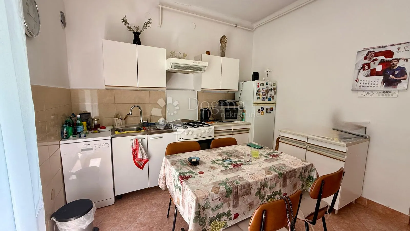 kuća s dva stana i uređenim dvorištem - slika 22