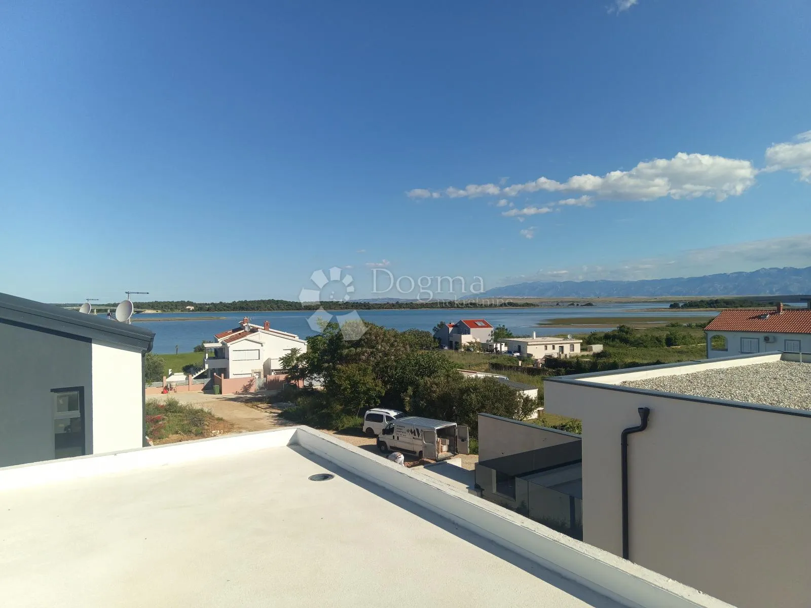 moderan dvoetažni apartman s bazenom - slika 2