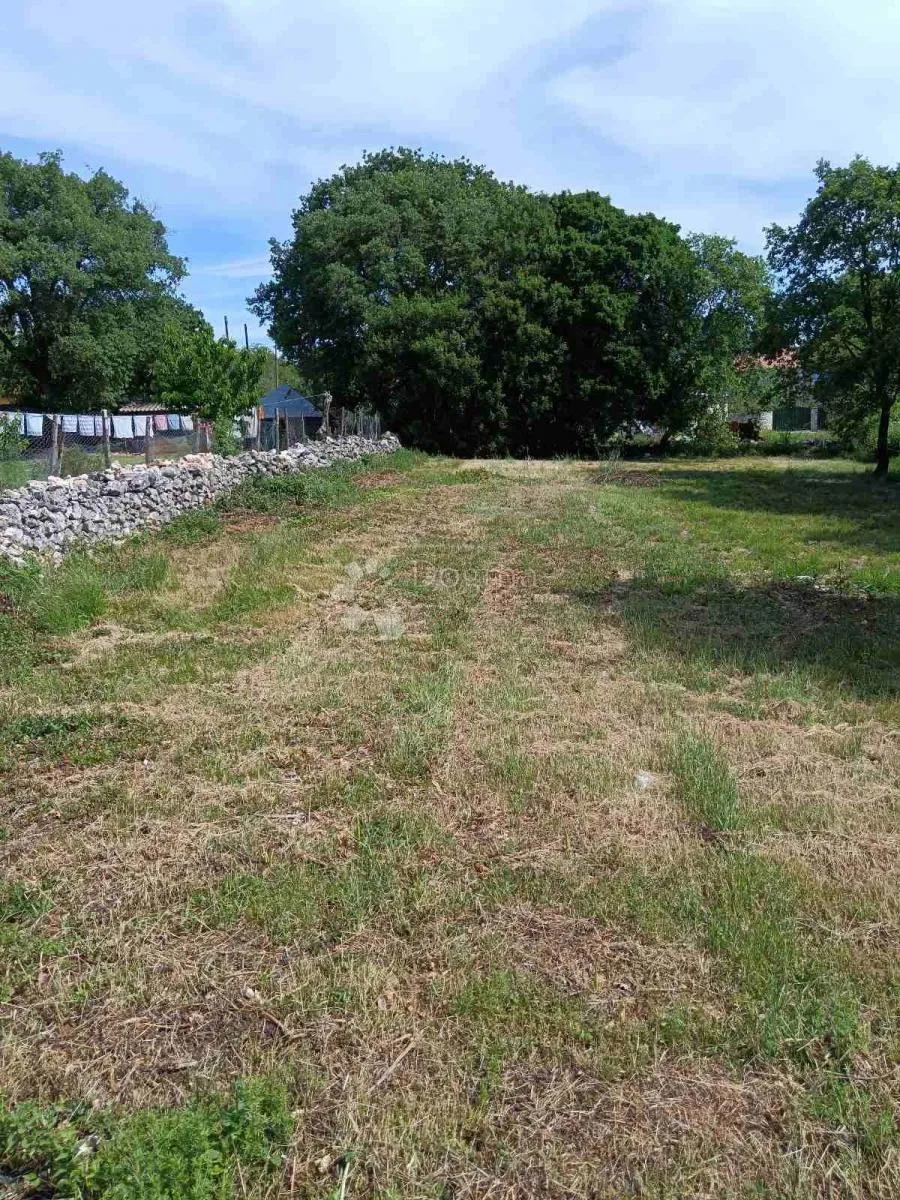 Manjadvorci – građevinsko zemljište 1200 m² s potencijalom gradnje i blizu mora - Barban