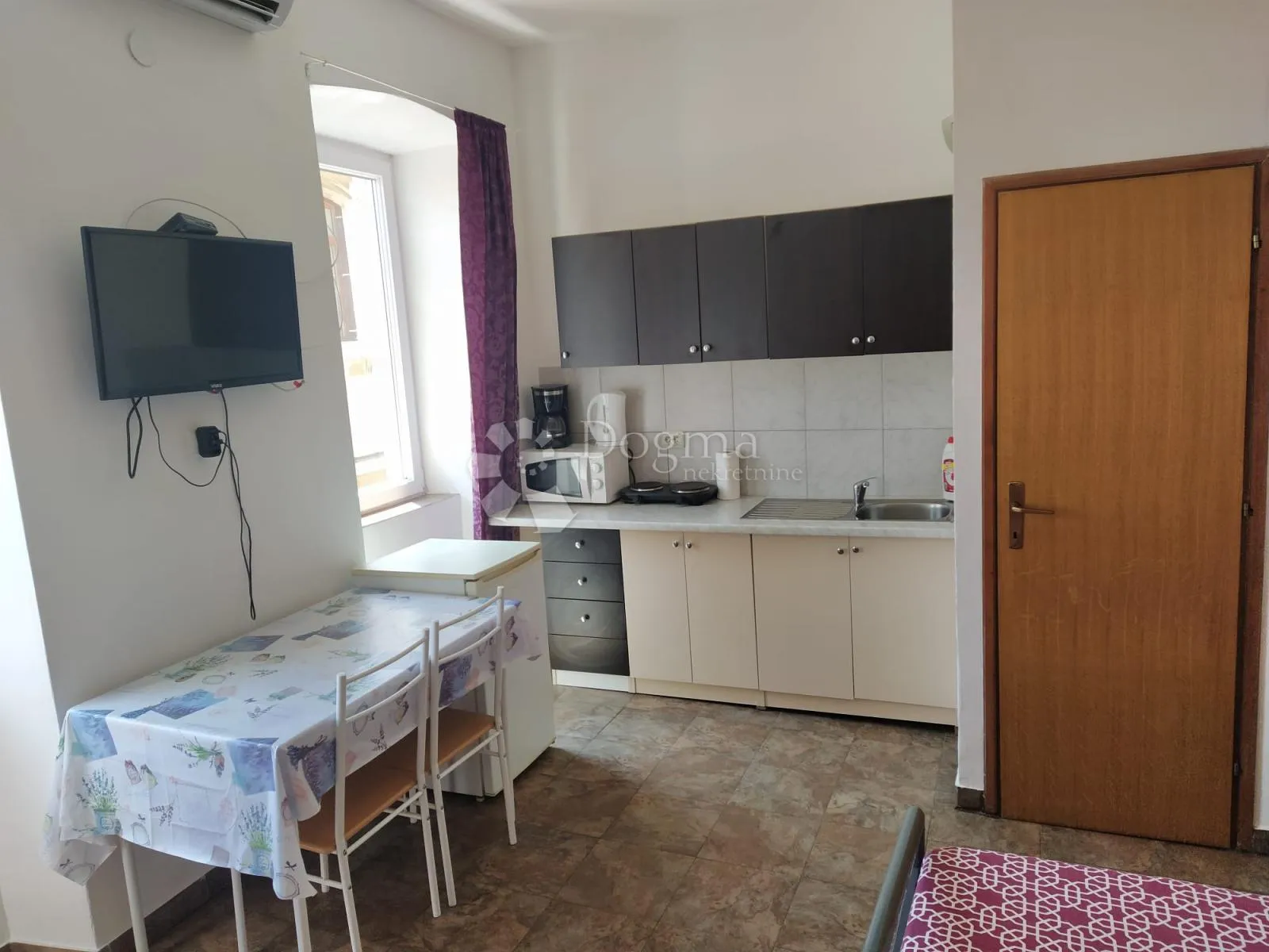 četverosoban stan u centru pule - 4 studio apartmana - slika 9