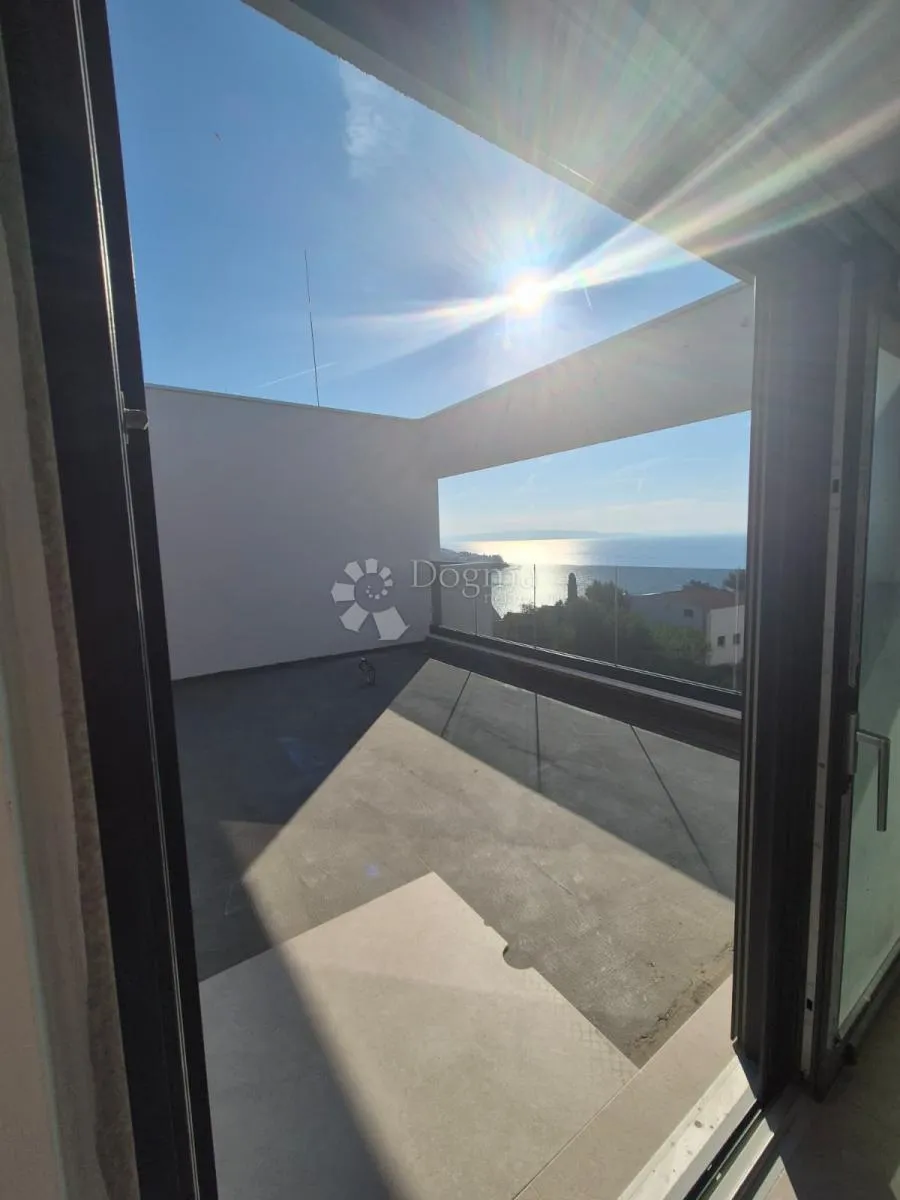 luksuzni penthouse s jacuzzijem (s16), pogledom na more i dva garažna mjesta – treći kat - slika 1