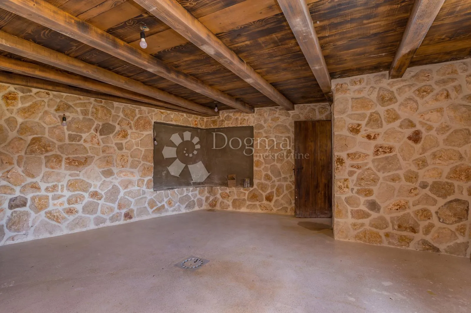 otok krk - kamena vila s bazenom - slika 24