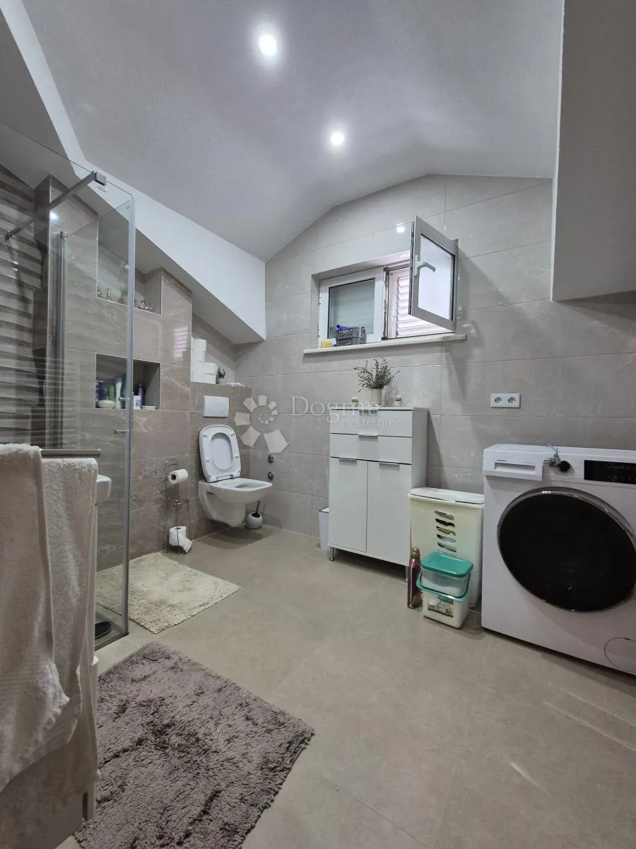prodaje se – prostrana kuća s apartmanima, pogledom na more i uhodanim turističkim poslom (353 m²) – okrug gornji - slika 21