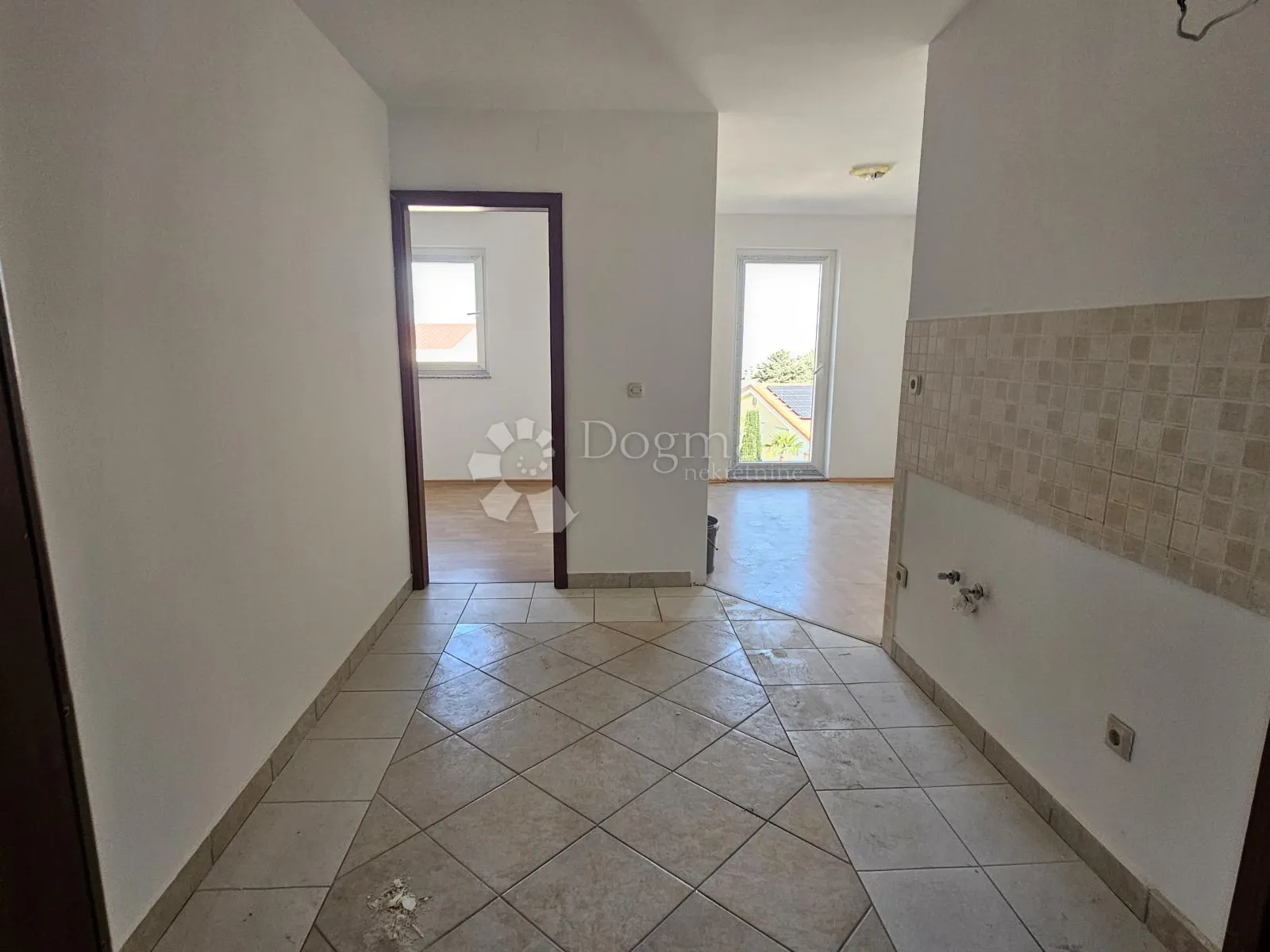 novo u ponudi! apartman njivice! - slika 16