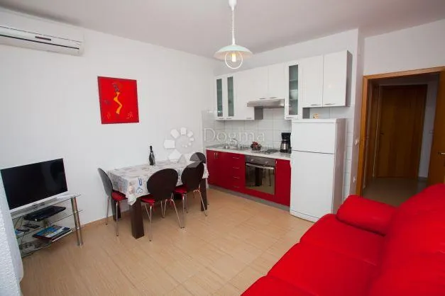 luksuzna kuća s bazenom i apartmanima na rabu - slika 15