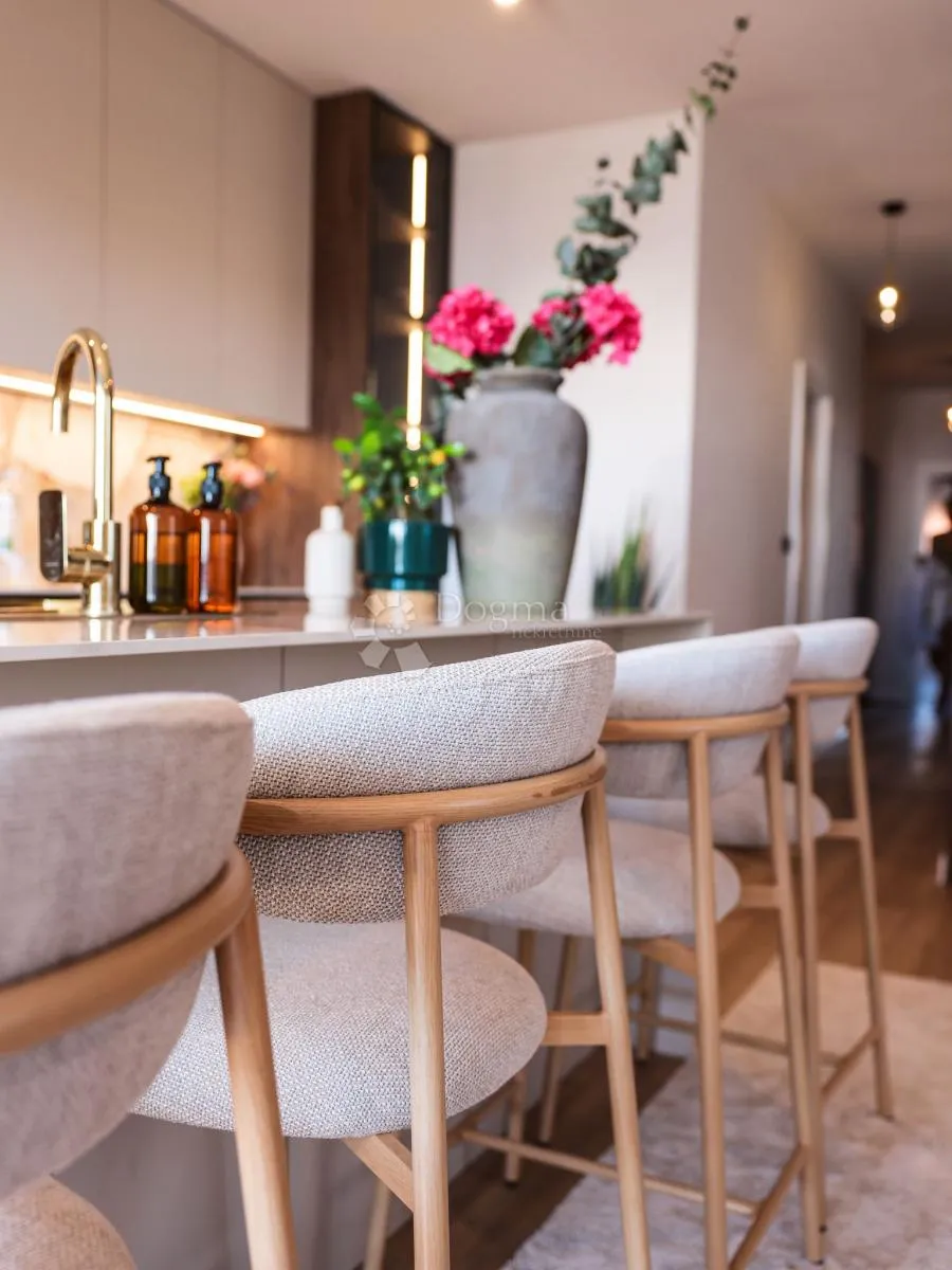 dizajnerski penthouse s krovnom terasom, liftom i garažom - slika 22