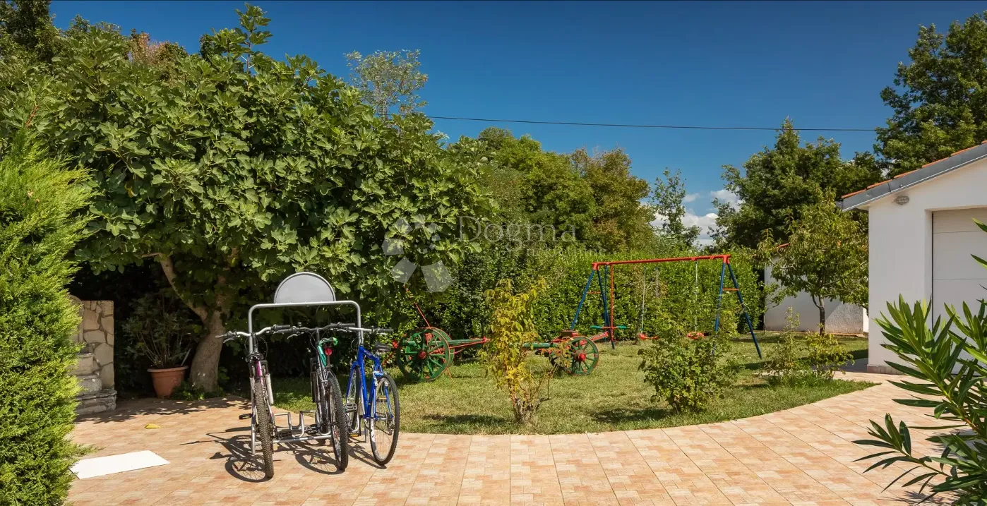 hitno! spuštena cijena! kuća mediteranskog stila sa bazenom i prostranom okućnicom - slika 2