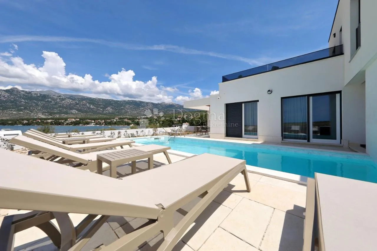 moderna vila s bazenom, prvi red uz more! - slika 7