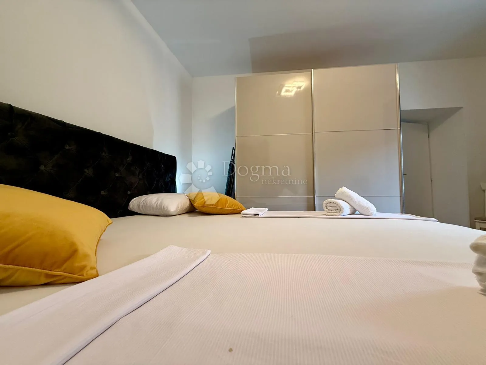 dva luksuzno renovirana apartmana rustikalnog šarma – vrhunska investicija u srcu pule - slika 11