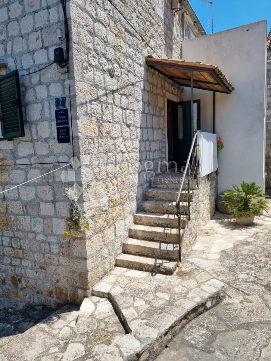 unikatna kamena kuća na otoku visu - slika 16