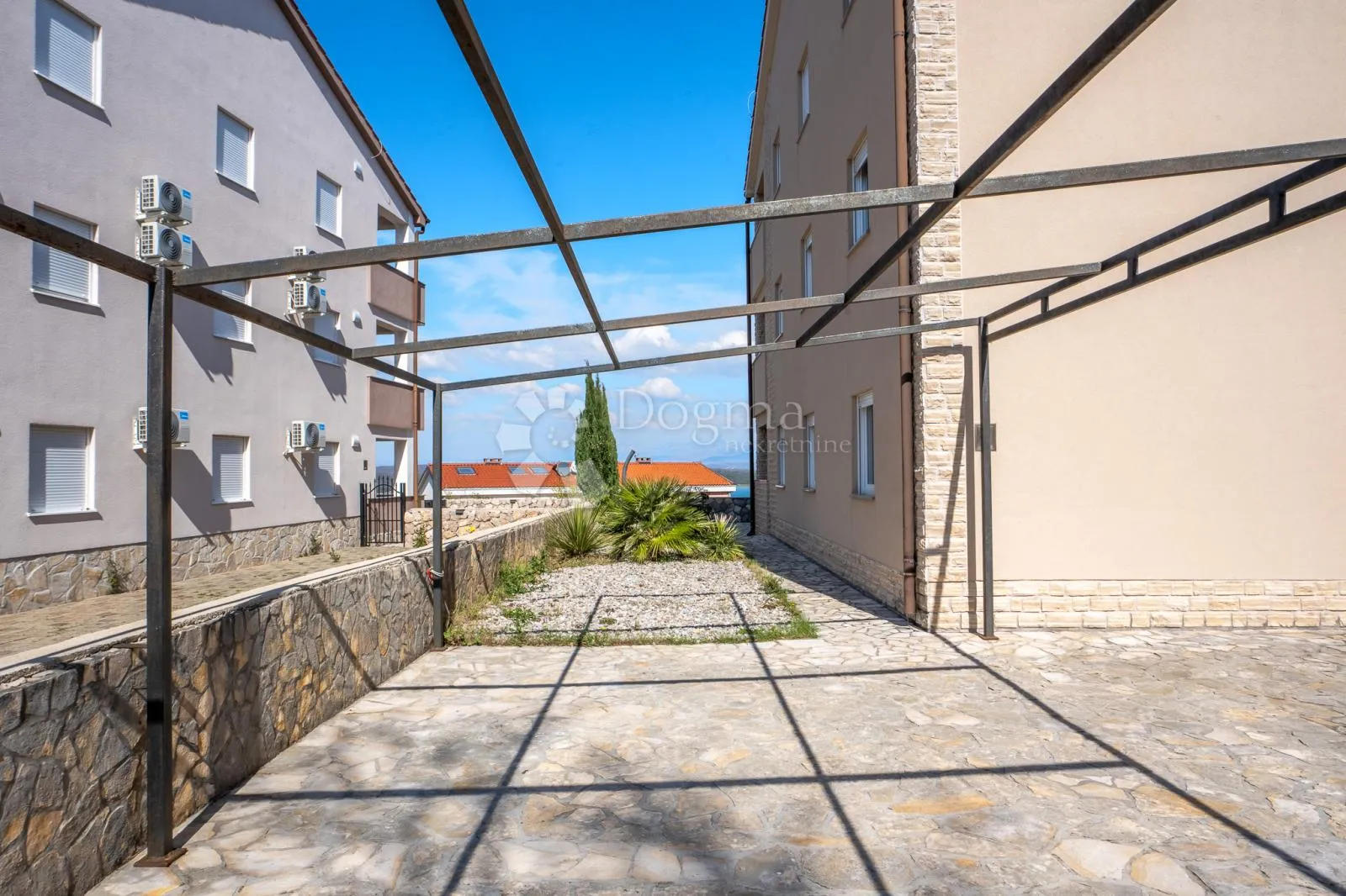 klimno, vila s bazenom i 6 app na svega 250m od mora - slika 22