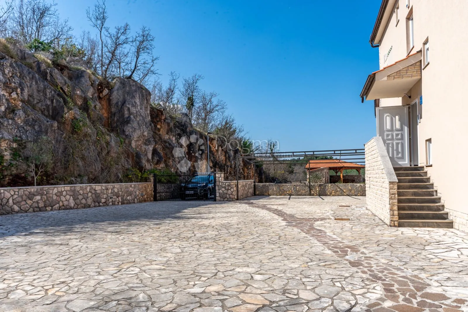 klimno, vila s bazenom i 6 app na svega 250m od mora - slika 21