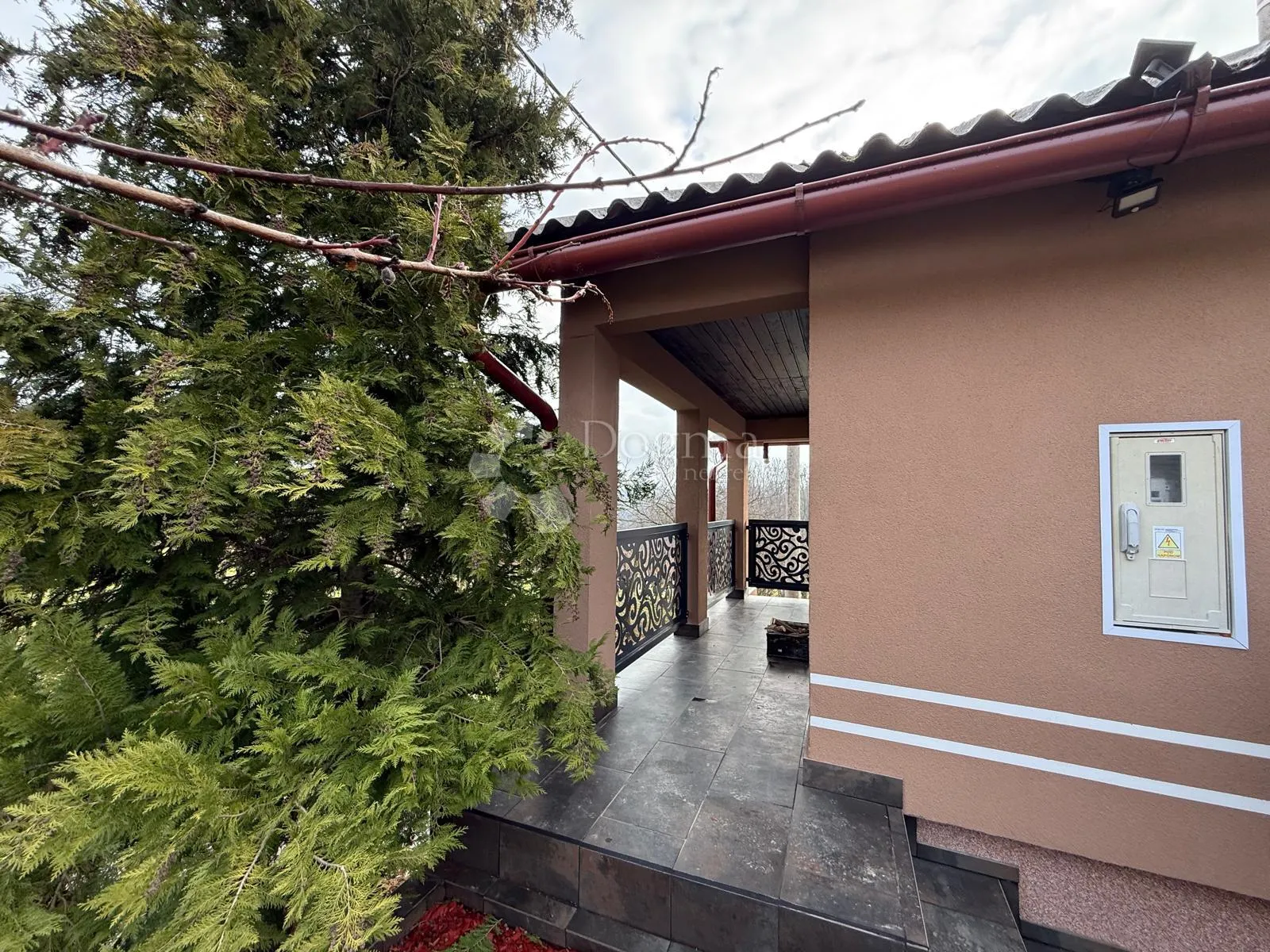 kuća na osami s pogledom na šumu - slika 2