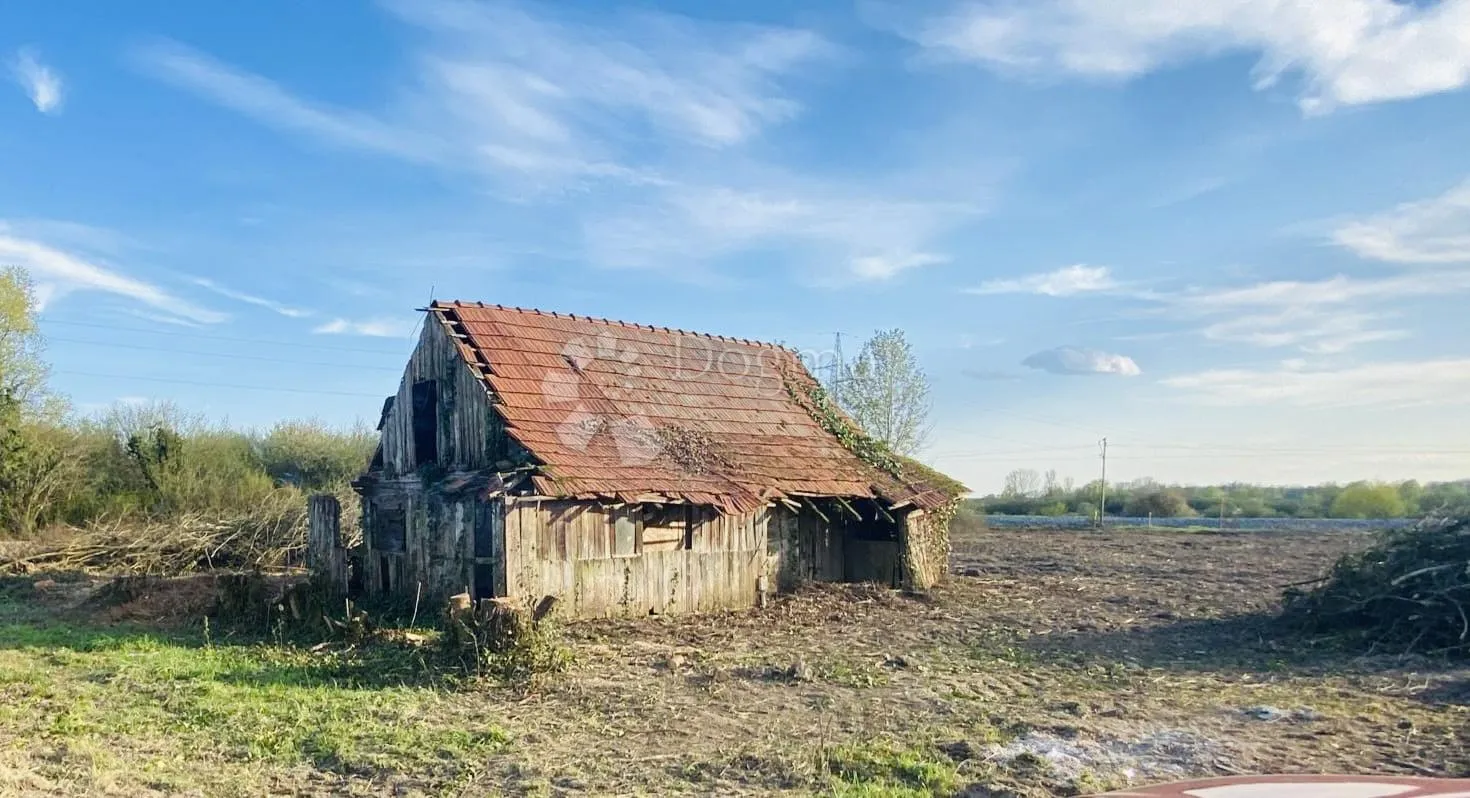 prostrana parcela sa dva ucrtana objekta, 10153 m² - slika 5