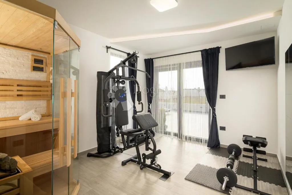moderna kuća s bazenom, wellness zonom i privatnom okućnicom - slika 33