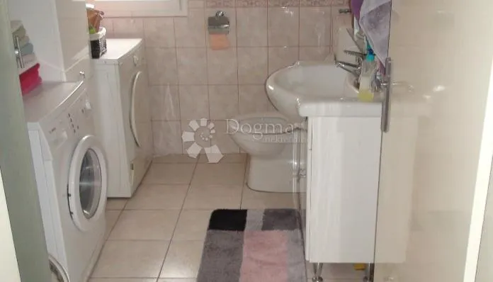 stan sa garažom na 1.katu kuće, brda - slika 8