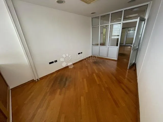 brajda-107m2-poslovni prostor 6 ureda,lift,dva ulaza - slika 9