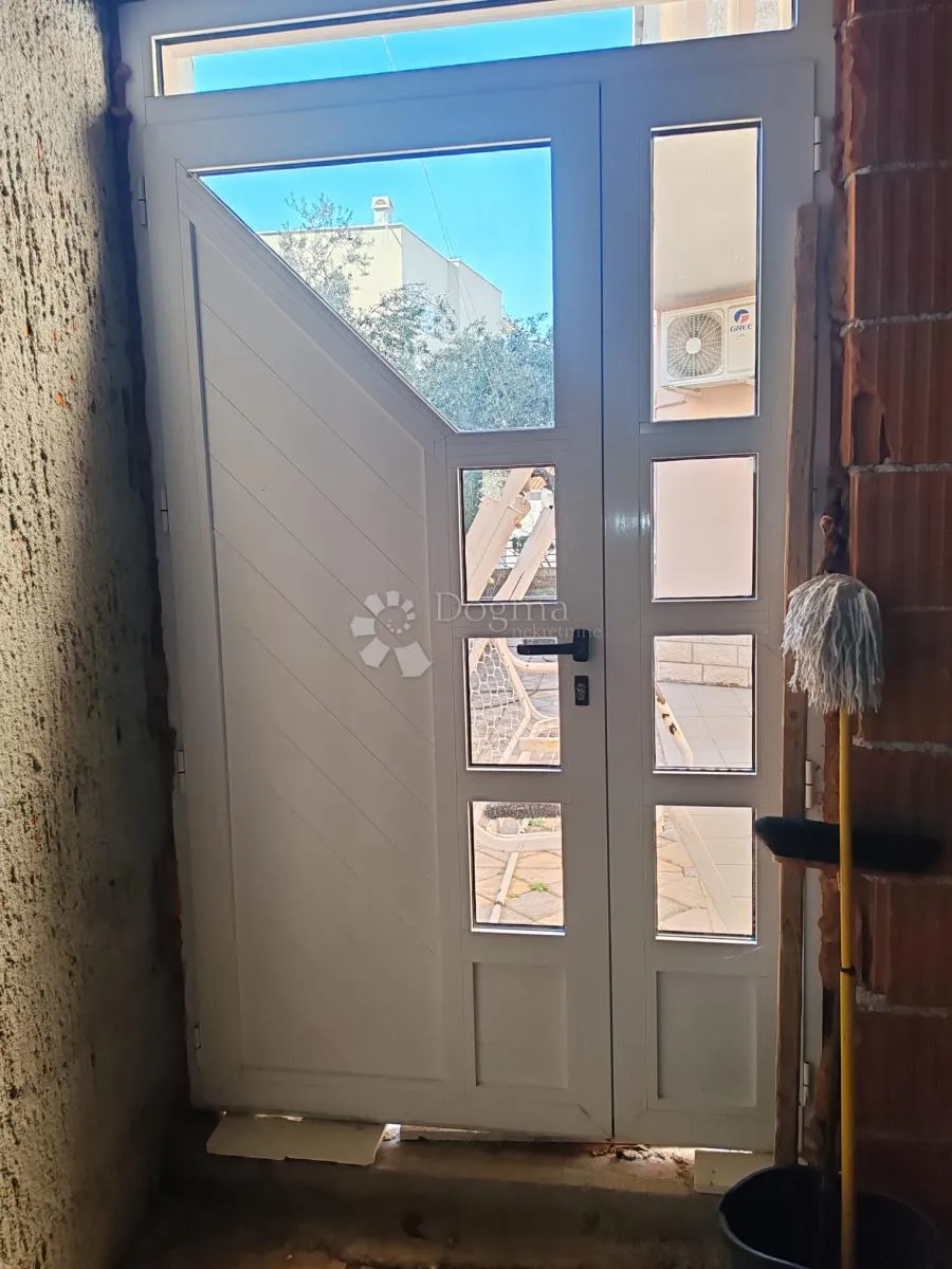 zatoglav - kuća nadomak mora sa 7 apartmana i poslovnim prostorom - slika 42