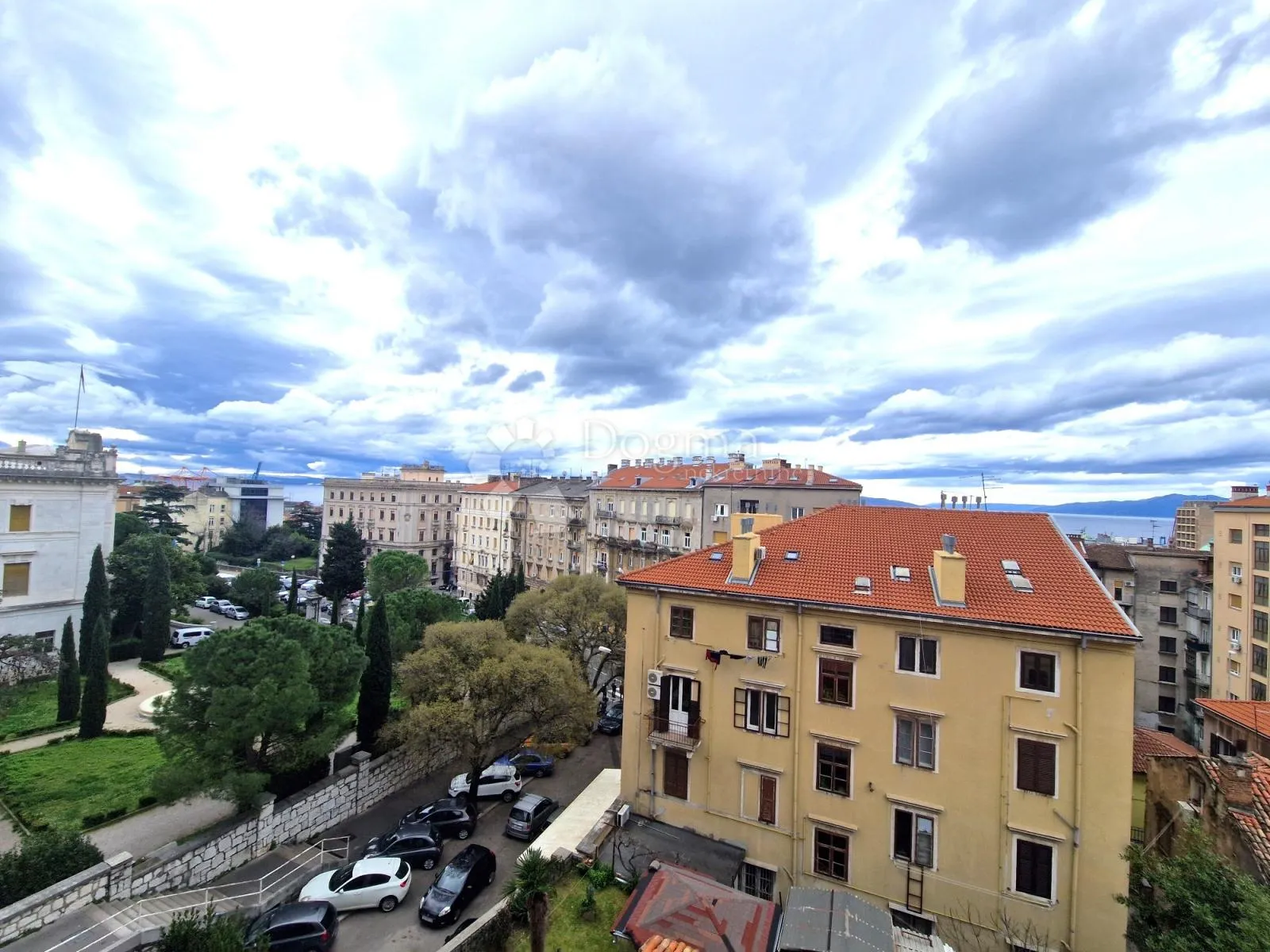 stan u centru u zgradi s liftom - slika 13