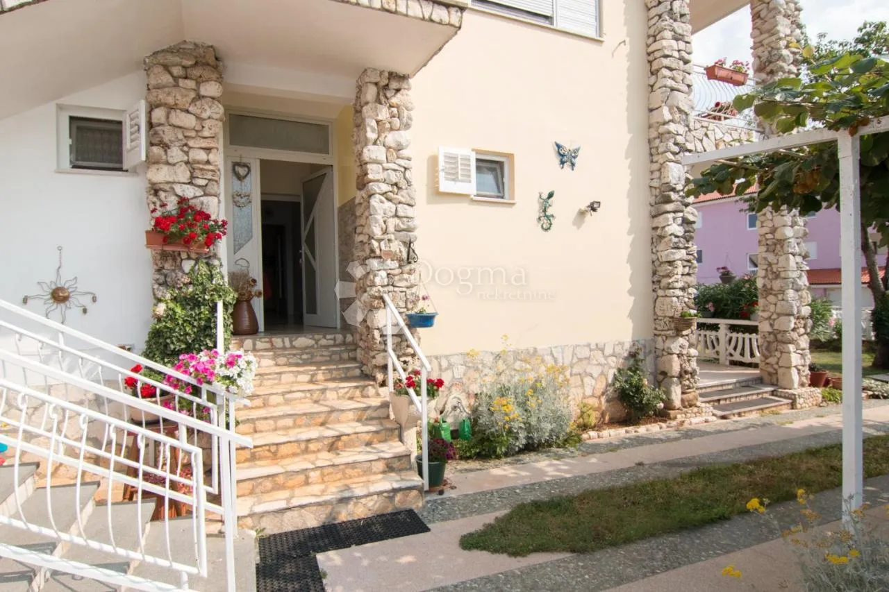 kuća sa bazenom i 4 stambene jedinice - 600m od plaže - slika 17