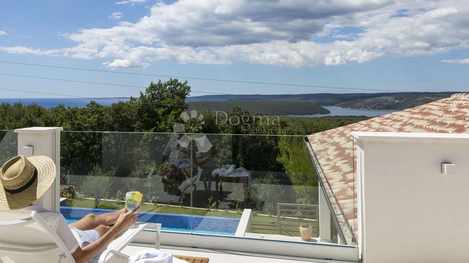 villa s 5* - panoramski pogledom na more i privatnost - slika 40