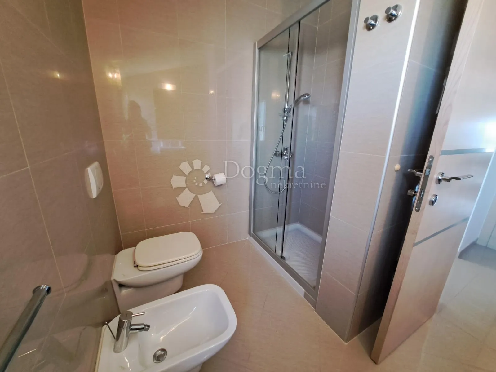 impresivan penthouse s pogledom na more, pješćana uvala - slika 13