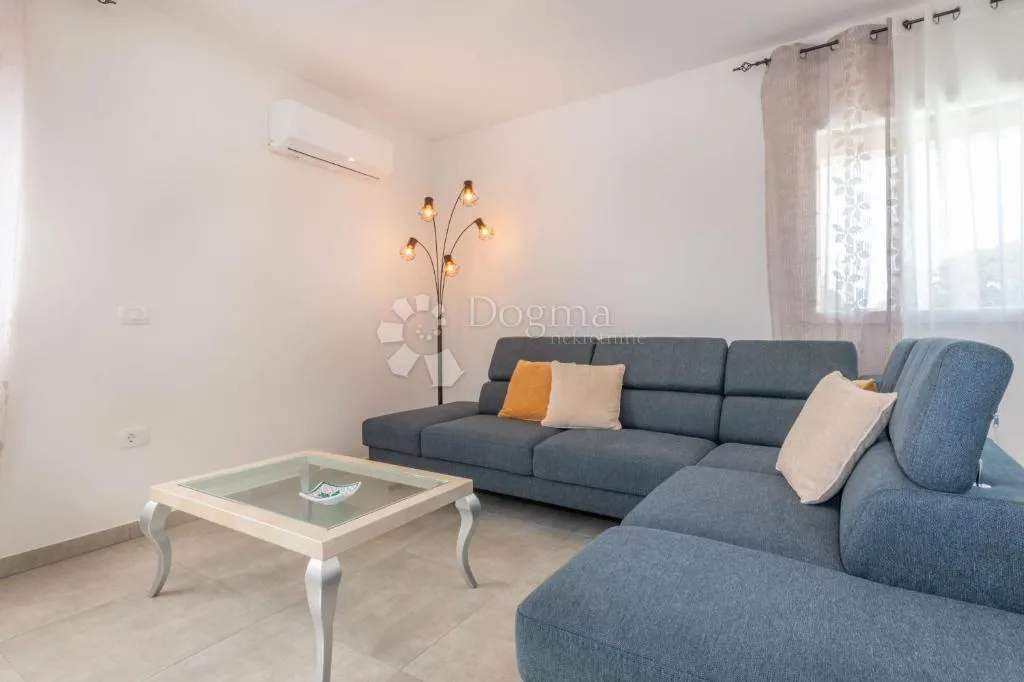 okolica labina,kuća sa 2 stana i bazenom u mirnom mjestu - slika 6
