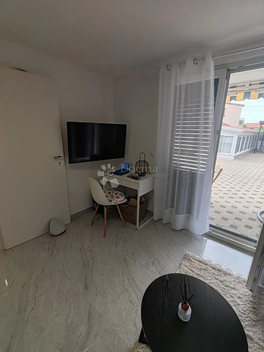 vodice - atraktivan stan u prizemlju - 150 metara od plaže - slika 8