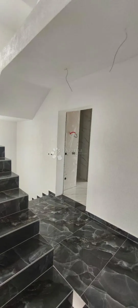 stan u prizemlju s vrtom i spektakularnim pogledom - ražanac - slika 10
